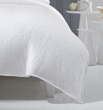 Load image into Gallery viewer, Queen Duvet Cover 88X92 - Sf Giza 45 Quatrefoil Collection - By Sferra