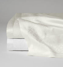 Load image into Gallery viewer, Queen Flat Sheet 96X114 - Sf Giza 45 Quatrefoil Collection - By Sferra