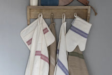 Load image into Gallery viewer, Oven Mitt, Vintage
